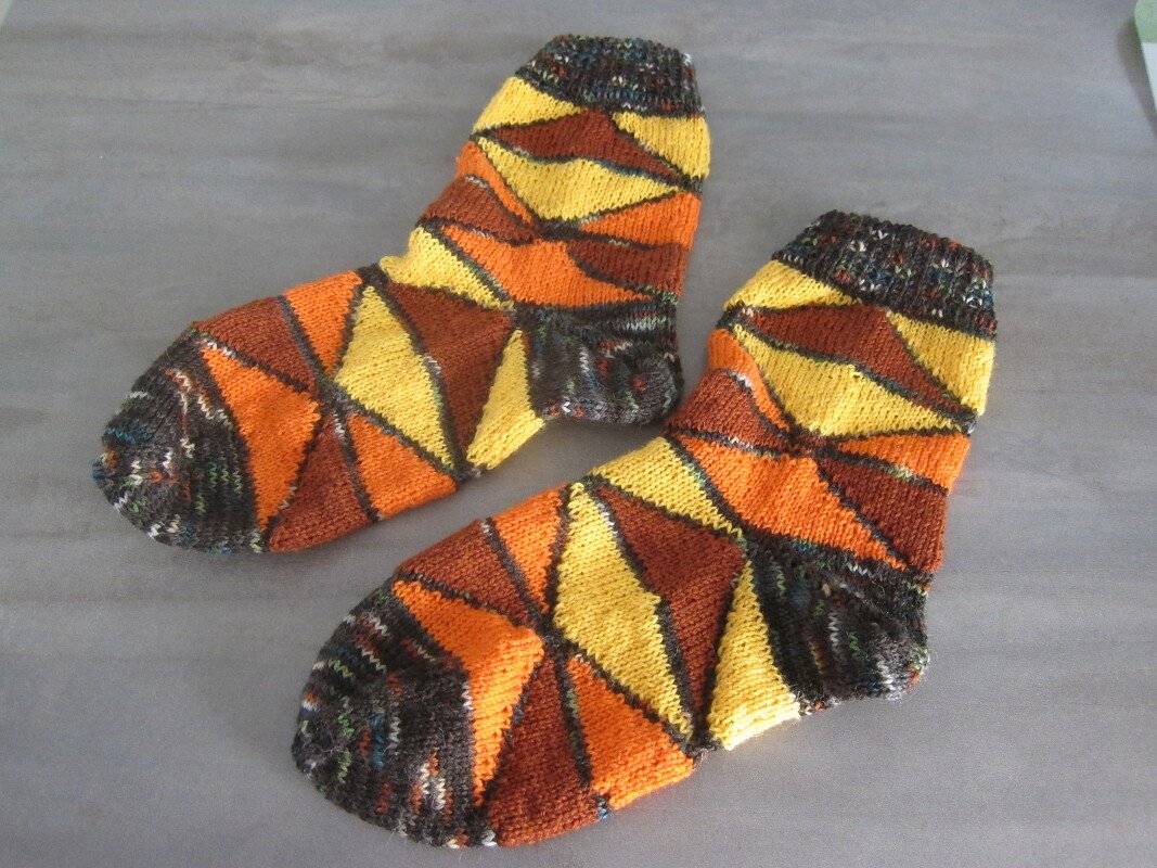 Kindersocken Gr. 28/29 mit Dreiecken aus verkürzten und verlängerten Reihen