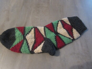 Wenn man weiß, wie die Bumerangferse gestrickt wird, läuft es nach kleinen Anfangsschwierigkeiten wie von selbst.
Man braucht an Zeit einiges mehr, da jedes Dreieck 2 Fäden zum Vernähen hat.