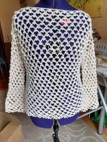 Eine ganz wunderbare Anleitung. Das Travel Shirt ist leicht zu häkeln . Ich habe die Scheepjes stone washed  in der Farbe Moonstone verwendet.