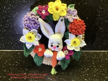 Die Blumen und der Hase haben mich total angesprochen. Da ich noch einige Styroporkränze vorrätig hatte, wurde einer eingestrickt und mit Blumen und Hase dekoriert. Die Anleitung ließ sich mühelos umsetzen. Herzlichen Dank dafür. Jetzt brauch ich zum Aufhängen nur noch einen Platz, wo er gleich ins Auge fällt.😉