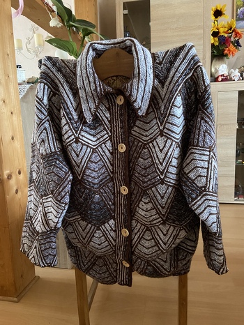 Mit Knopfleiste und Kragen