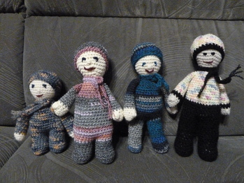 Vielen Dank für Deine Anleitung für die netten Püppchen. Ich habe welche für Weihnachten im Schuhkarton gemacht. Ich habe das kleine und das große Püppchen gehäkelt und dann noch eine Zwischengröße mit längeren Beinen gemacht. Sie gefallen mir sehr gut.
Die Augen sind mit Wolle gestickt und eine kleine Nase und ein Mund sind noch dazu gekommen. Meine Hoffnung war, dass sie dann freundlich schauen :)
