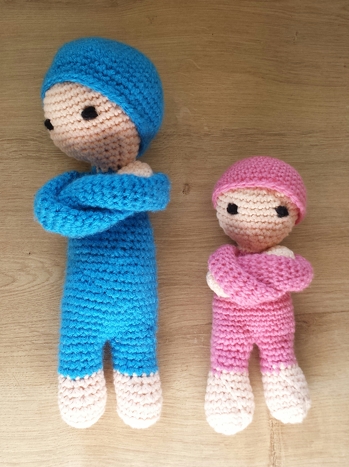 Das sind meine Püppchen. Sie waren ganz gut nachzuhäkeln und hat Spaß gemacht. Ich nenne meine zwei Robin und Lena wie meine Kiddies, die haben nämlich große Ähnlichkeit, die können nicht miteinander aber auch nicht ohne! ☺