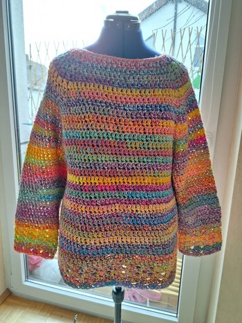 Wunderbarer dicker Pullover. Sehr gemütlich.
Ich habe ihn mit einer Farbpartie und mit der Abdchlusskante auch an Vorder - gefunden Rückseite gehäkelt.