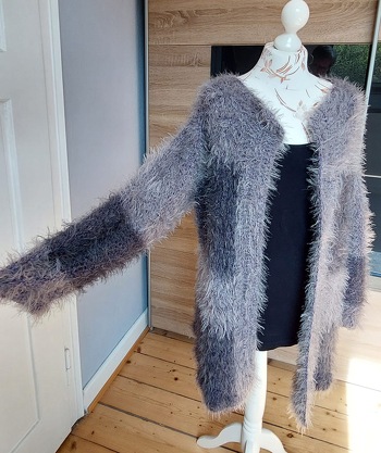 Die Jacke Hollywood
Sehr schnell gehäkelt,dank dem Flauschgarn(und natürlich der tollen Anleitung)
