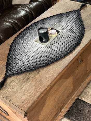 Es ist eine tolle Anleitung und hat mir Freude bereitet sie zu häkeln. Ich hatte zuerst die dunkle Farbe innen und hell außen, was ich dann nochmal aufgeribbelt habe um die Farben um zudrehen. So finde ich es sehr schön.