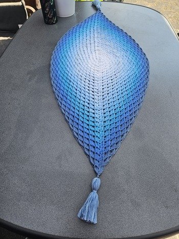 Leider nicht ganz fehlerfrei, aber das weiß nur ich :-) Tatsächlich hatte ich etwas Schwierigkeiten mit dem Anfang, da sich mein Tischläufer in der Mitte, weiße Farbe, zusammenzieht.
Aber ich werde ihn nochmal häkeln, und dann hoffentlich ohne Fehler.