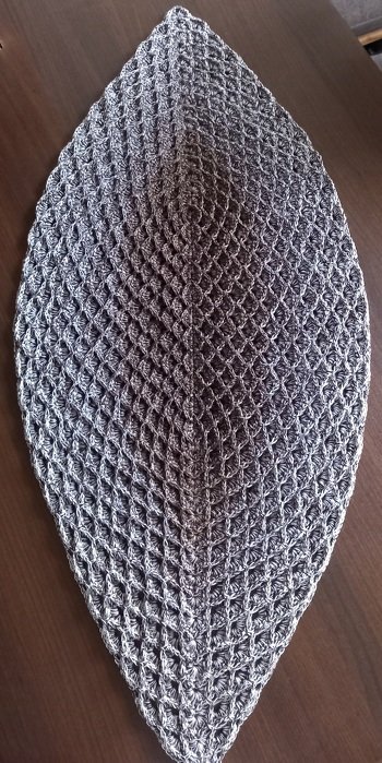 Nach mehrmaligem, gründlichen Lesen der wirklich sehr gut geschriebenen Anleitung, klappte es supi.
Wird nicht der letzte Läufer gewesen sein, aber erstmal einen ohne Quasten für meinen Holztisch in Braun-Grauen Verlauf gehäkelt. Bobbel selbst gewickelt und 650m/3fd mit NS 3 für eine Größe von 36 x 90 cm verarbeitet.