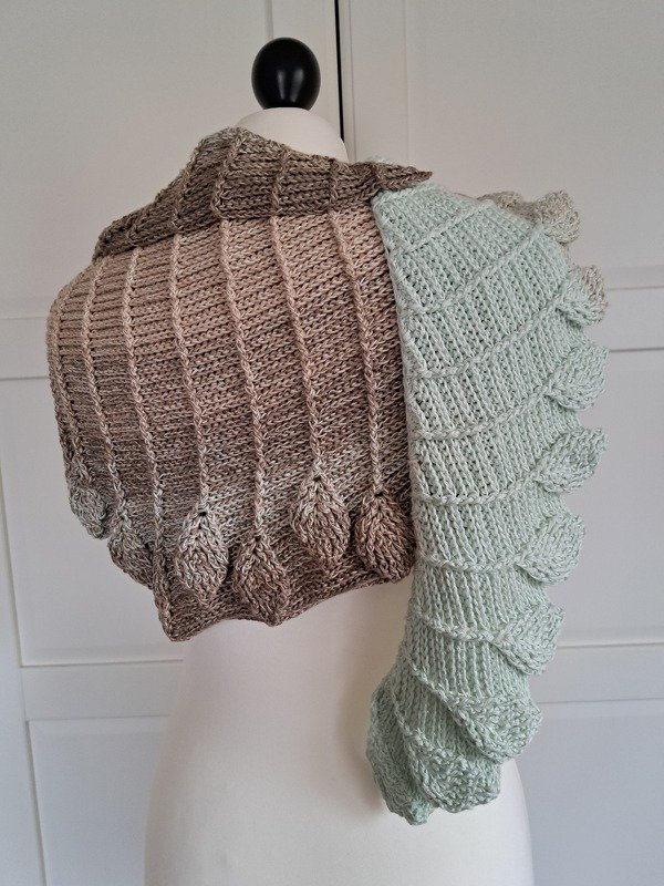 Leaves Swirl- Häkelanleitung für das flache Kuscheltuch