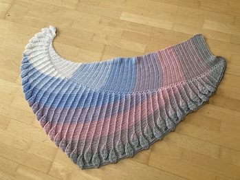 Ich musste am Ende etwas schummeln, weil mir die Wolle ausging… Das Muster ist, wie beschrieben, ein Garnfresser! Gearbeitet habe ich mit einer 50/50 Merino/Acrylwolle von Wolle1000 (1450m) und Nadelstärke 4,5