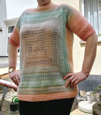 Ein großartige Anleitung mit richtig schickem Ergebnis. Mein Sweepy Pulli ist nur mit kurzen Ärmeln, keinem Rollrand am Halsausschnitt aber ich habe ihm noch ein Bündchen verpasst.