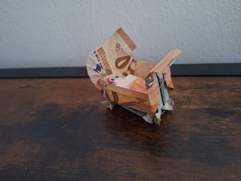 Ich hab den Kinderwaagen jetzt das 3. mal gefalten. Echt stark die Anleitung und das zur Verfügung stellen. Mich würde interessieren wer sich das ausgedacht hat.
Man muss sich ein wenig durch die Anleitung fuchsen, aber mit Geduld und Mühe ist so einiges drin
ich nähe mein Kinderwaagen zum Schluss immernoch zusammen sonst hält er bei mir  nicht von alleine.
Auf jeden Fall an diesee Stelle ein kräftiges DANKESCHÖN an crazypatterns