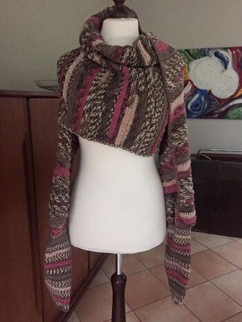 Die Anleitung ist wirklich sehr simpel und gut nachzuarbeiten. Sehr Anfänger-tauglich. Die Länge ist vor dem zusammennähen doch etwas schlecht abzuschätzen. Ich habe dickere Wolle als in der Anleitung verwendet. Das nächste Mal würde ich auch etwas dünnere Wolle nehmen.