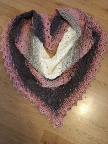 ''Palekana bedeutet Schutz'' das hat mich dazu inspiriert dieses wunderschöne Tuch zu häkeln.
Die Beschreibung ist gut. Einige kleine Holpersteine gibt es noch. Teil 5 war meine persönliche Herausforderung. Hab es aber nach genauem lesen verstanden und geschafft.
Danke und nach weiter so.