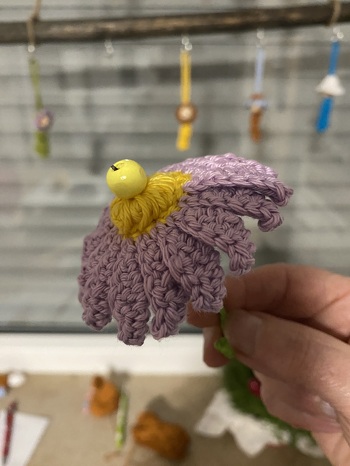 Die erste Margerite ist fertig. Danke Elke Eder für die Anleitung. Super für Reste, als kleines Mitbringsel, Deko oder eben Vase