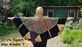 Das Nacharbeiten hat mir sehr viel Freude bereitet  :-))  Da ich mein Garn komplett verarbeiten wollte, habe ich nur ein kleines bisschen modifiziert ....