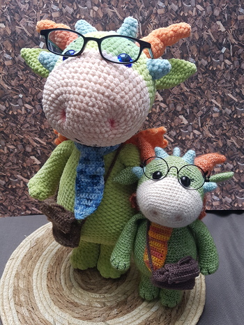 Ich durfte Drache Norbert testhäkeln und bin wieder einmal begeistert von der tollen Anleitung. Weil ich so verliebt in Norbert bin, habe ich mir auch einen in Chenille gehäkelt. Die Aktentasche habe ich designt und der große Norbert trägt eine Lesebrille von mir.