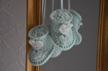 Anleitung einfach.....total niedliche mini Schühchen, gefüllt mit Füllwatte.
Das Herz habe ich verändert.
Ein hübsches Geschenk zur Geburt :)