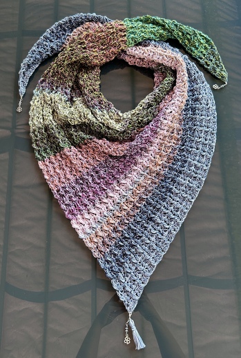 Super tolle Anleitung, ganz easy zu häkeln 👌. Hier gearbeitet mit 1000/4 und einem Unikatbobbel.
Meine Arbeit 🧶, mein Foto 📸.