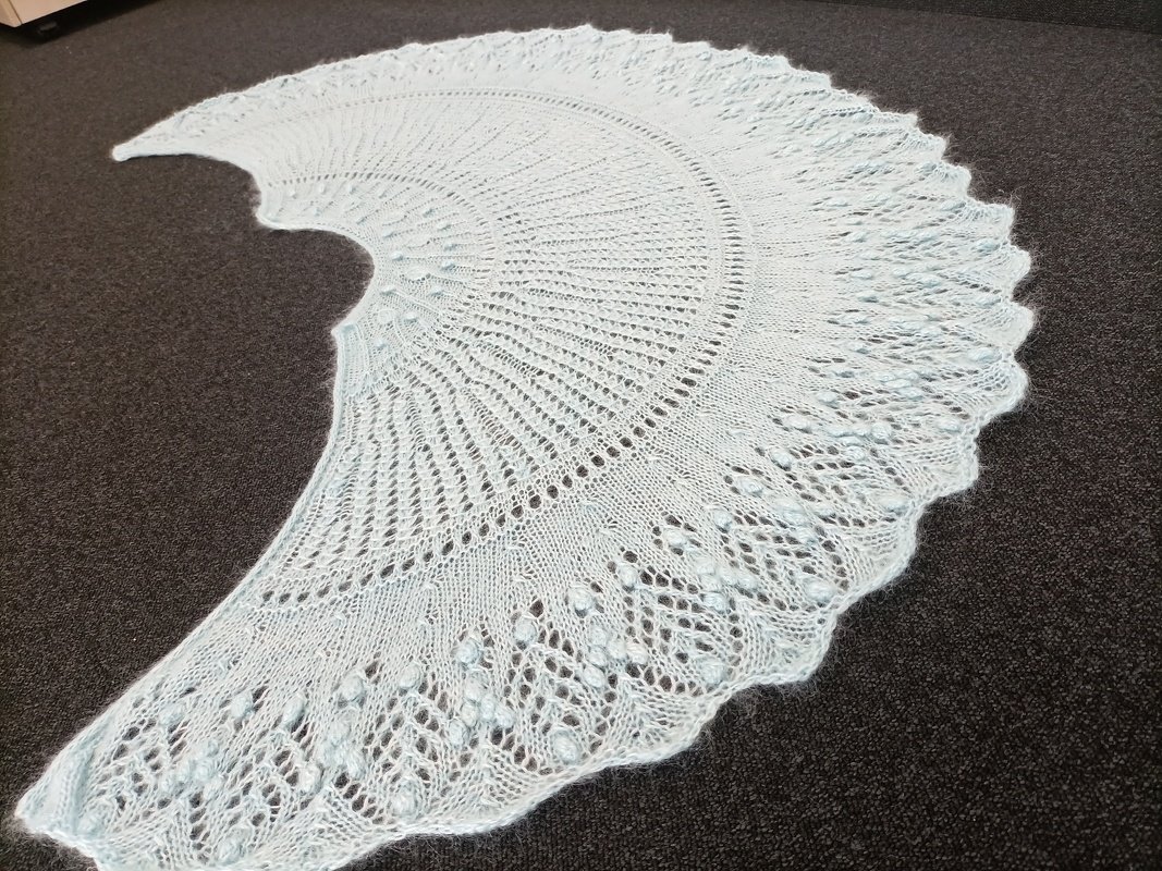 Ritona - filigree semi-circular cloth - knitting pattern