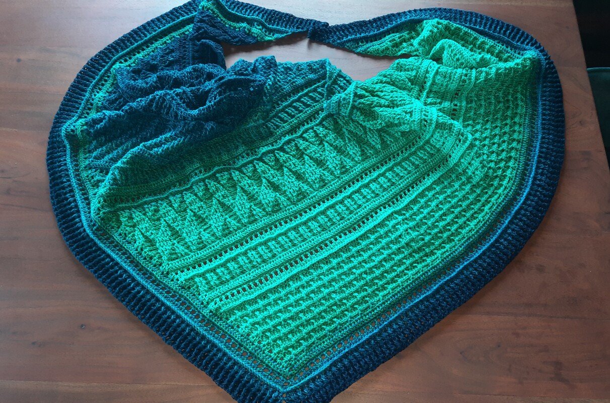 Crochet Pattern Flat Triangular Scarf &quot;Hekate&quot;