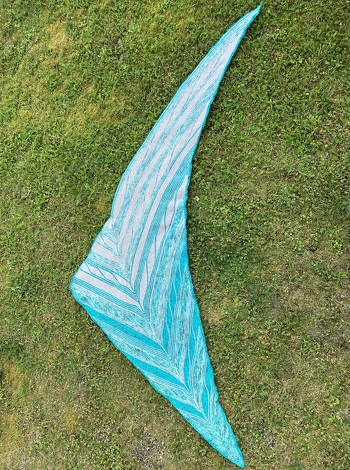 In nur 18 Tagen war das gute Stück fertig! Das Stricken hat viel Spaß gemacht. Leider ist die Form nicht so wie auf dem Foto zur Anleitung. Obwohl die Maschenzahl stimmt, ist der Zipfel rechts oben bei mir viiiieeel länger. Schade! Trotzdem sieht das Tuch toll aus. Ich habe noch eine Häkelumrandung aus festen Maschen und Mausezähnchen gearbeitet, um die Fäden zu verdecken, die seitlich mitgeführt werden.