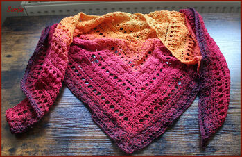 Ein sehr schönes Tuch, was sich leicht häkeln lässt und der Rapport lässt sich auch leicht merken und man benötigt am Ende dann gar nicht mehr die Anleitung, höchstens zum Nachschauen ;).