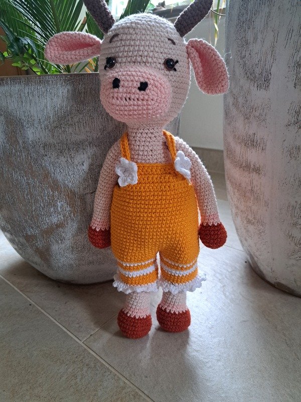 MELLI MOO - crochetpattern cow in overalls