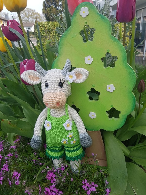 MELLI MOO - crochetpattern cow in overalls
