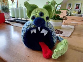 Gut verständliche Anleitung, hat wirklich alles gut geklappt. Hab allerdings nichts eingeklebt, sondern alles angenäht und andere Augen verwendet - siehe Foto - alles super.
Super schönes Ergebnis.