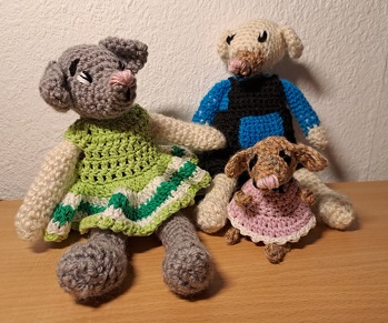 Die Arbeit an den dreien hat viel Spaß gemacht. Ich habe vorrangig Wollreste verarbeitet. Das Aufsticken der Augen war für mich etwas schwierig. Sie bestimmen den Gesichtsausdruck und sind so wichtig.