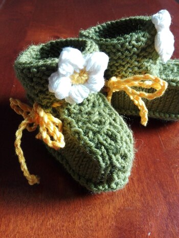 Hallo liebe Anja,
ich bin so begeistert von diesen süßen Babyschühchen, das wird sicher nicht das letzte Paar sein. Habe mit der Garnstärke und den Nadeln etwas variiert.
Danke dir und weiterhin frohes, kreatives Schaffen.
Kerstin