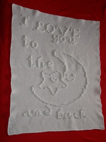 Eine anschauliche Anleitung, nach der es sich sehr gut häkeln lässt. Mir hat es viel Spaß gemacht und ich bin mit meinem Ergebnis sehr zufrieden.
Danke Jessy, dass ich diese schöne Decke für dich Probe-Häkeln durfte.