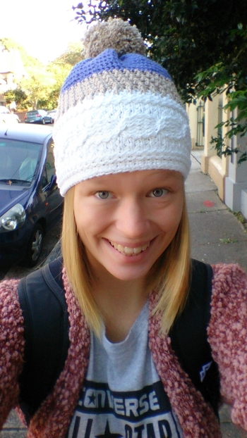 Bei dieser Mütze habe ich das Muster allerdings nur mit der weißen Farbe gearbeitet und den Rest freihand gehäkelt.