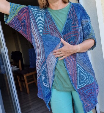 Die Jacke ist ohne Bündchen kurzärmelig geworden, vielleicht mache ich noch lange Ärmel daraus. Gestrickt mit Baumwoll-Leinengarn Nadelstärke 4-5, 380m/100 g. Rundherum habe ich einen Abschluss in kraus rechts gestrickt. Die Wolle ist ein Verlaufsgarn mit langen Passagen in derselben Farbe. So eine Wolle würde ich das nächste mehr wählen, weil dadurch viele gleich aussehende Patches nebeneinander entstehen (sieht man am Rücken), lieber ein Garn mit häufigerem Farbwechsel.
Die Jacke muss noch gewaschen und in Form gezogen werden.