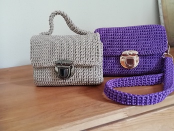 #Accessoires
Hat super geklappt, allerdings haben mir 100g bei der beigen Tasche nicht mehr für den Schulterriemen gereicht.
Auch bei der lila Tasche habe ich mehr als 100g benötigt.
Mir gefällt das Ergebnis sehr gut.