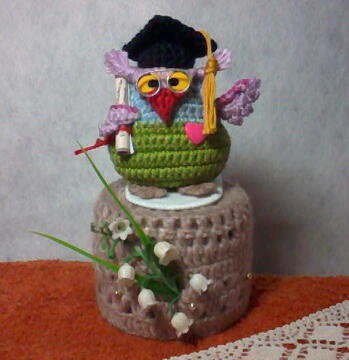 Hallo, hier noch mein Professor Eule Absolvent der Walduniversität kurz nach seinem Abschluß.
Es hat Spaß gemacht, ihn zu gestalten - ich hoffe, er gefällt Euch und Natalija auch.
Ich schaue oft und gerne nach neuen Anregungen. Für mich ist diese Form der Handarbeiten zugleich
wie eine Therapie und hilft mir zur Zeit ein sehr schweres persönliches Schicksal zu verarbeiten.
Ich wünsche Euch allen eine flotte Häkelnadel und viel Freude bei diesem schönen Hobby.
Ruth