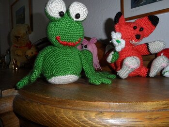 Frosch und Fuchs im Wald.