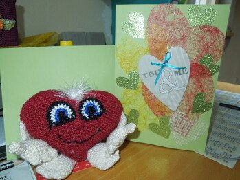 Ich hab heut das Flügelherz ohne Flügel gehäkelt :-)
Die Anleitung ist nicht so leicht zu verstehn aber es ging ganz gut.