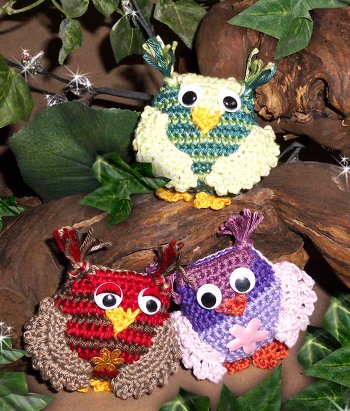 Ihr Lieben,
alles hat so weit gut geklappt und die kleinen Eulen machen süchtig. :)
In der Beschreibung hat sich ein kleiner Fehler eingeschlichen bei Reihe 22/23, könnte ja beizeiten mal gegen die richtige Maschenanzahl ausgetauscht werden. ;)
Auf dem Foto vorn seht ihr Herrn Schuhubert mit seiner Frau Eulfriede. Sie sind noch verliebt wie am ersten Tag, wie man erkennen kann. Uhulrich von Tannentau ist der Nachbar der Schuhuberts. Seine wahnsinnig schöne, elegante Frau Owlinda ist zur Zeit auf Geshäftsreise, deswegen ist sie leider nicht mit auf dem Bild. Das macht ihn natürlich sehr traurig, denn er zeigt sie gerne her und gibt mit ihr an. Aber sicher ist sie ja bald wieder bei ihm. So lange sie fort ist, besucht er oft seine Nachbarn, dann ist er weniger einsam, sagt er.
Super Anleitung! Ich habe die Eulen sehr gerne gehäkelt und es werden nicht die letzten sein. .)
Lieben Gruß
Lu