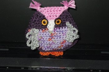 Die Anleitung von Natalija ist sehr sehr übersichtlich, ich hab sie als 'Konkurrenz'-Eulen zu Amigurumi-Eulen aus einer Zeitschrift gehäkelt, deren Anleitung mir gar nicht gefallen hatte.
Das Geschenk ist danach auch gut angekommen ...