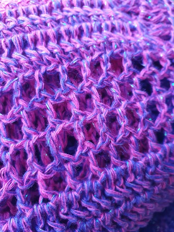 Das Muster ist zauberhaft. Ich habe einen Bobbel aus China gehäkelt und einen Lurexfaden mit eingearbeitet. Die beschenkte hat sich sehr gefreut.