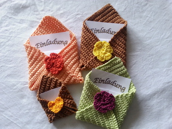 Ich habe 3 dieser tollen Umschläge verschickt. Sind alle super angekommen und haben sich sehr darüber gefreut. Ist sehr einfach nachzuhäkeln durch die gute Anleitung. Nur weiterzuempfehlen :-)