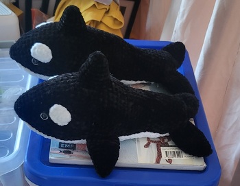Einfach zu befolgen/zu häkeln. Allerdings habe ich auch die kleine Rückenflosse weg gelassen und Sicherheitsaugen statt Wackelaugen verwendet. Mit Himalaya Velvet wird er ca. 30-32cm groß. Sonst sehr schön. Danke.