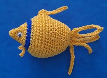 Hier ist mein kleiner Fisch den ich probehäkeln durfte. Die Anleitung ist leicht verständlich geschrieben und sehr gut bebildert. Auch Anfänger sollten damit keine Probleme haben und Spaß macht es auch noch.
Danke, Julia, jederzeit gerne wieder.