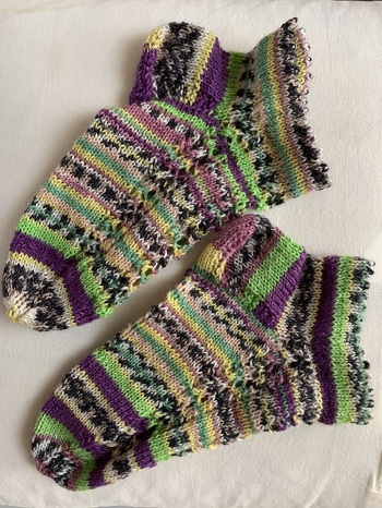 Socken Stricken ist für mich zu einem Hobby geworden, sodass ich gerne immer etwas Neues ausprobiere. Es hat Spaß gemacht, diese Anleitung auszuprobieren.