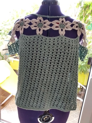 Und jetzt das Power Flower Top noch von der anderen Seite... einmal die Blütenblätter in Altflieder...auf der  anderen  Seite Elfenbein...je nachdem kann man Vorder- und Rückseite tauschen..