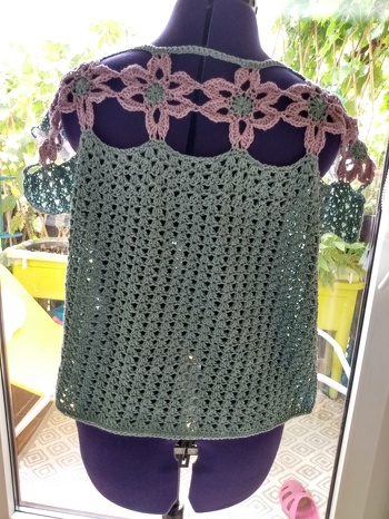 Dieses luftige Top macht seinem Namen alle Ehre... Power Flower ...einfach toll!! hat  viel Spaß gemacht es zu häkeln...mal wieder eine herrliche Anleitung von Anja... danke:)