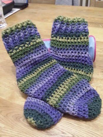 Nach der Anleitung "Easy-Soks°1" ganz einfach gehäkelt- ohne Ferse.