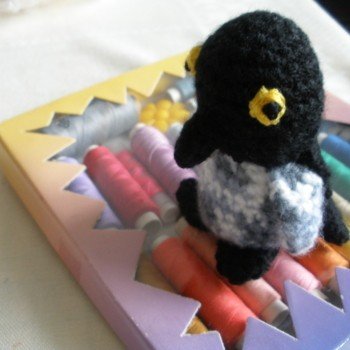 Hier noch ein Foto von mir: "Mein Pinguin bewacht das Garn... "